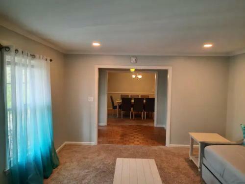 Huge 6 Bedrooms Close To Attractions