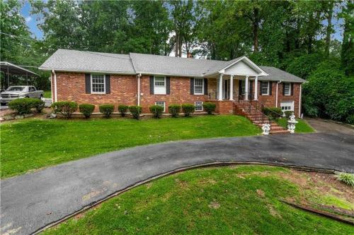 Huge 6 Bedrooms Close To Attractions