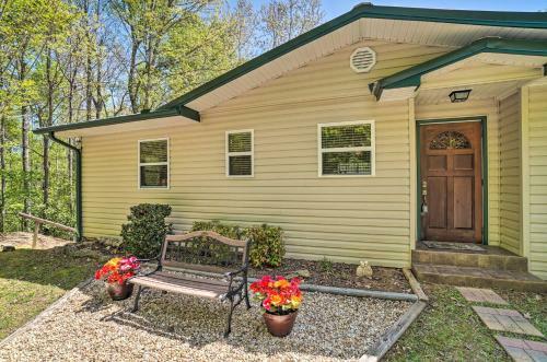 Peaceful Hiawassee Cabin With Wraparound Deck!