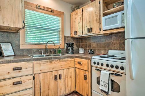Peaceful Hiawassee Cabin With Wraparound Deck!