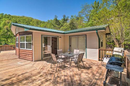 Peaceful Hiawassee Cabin With Wraparound Deck!