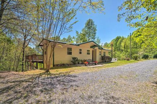 Peaceful Hiawassee Cabin With Wraparound Deck!