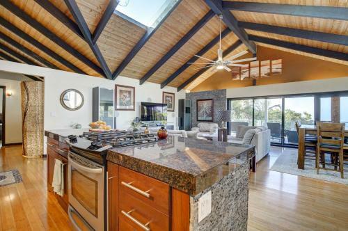 Kailua-kona House With Balcony And Ocean Views!