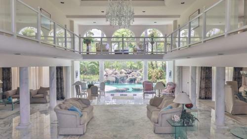 Villa Allanna - Kahala Luxury Estate