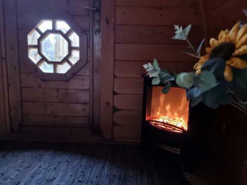 Cosy Forest Pod With Wood Fired Hot Tub & Fire Pit