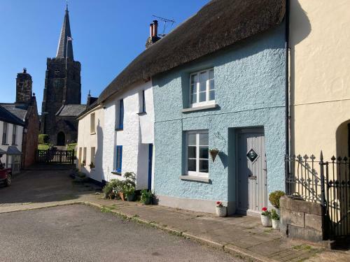 C17 Thatched Cottage In Historic Devon Market Town