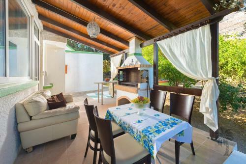 Traditional Villa Eucharis With Swimming Pool