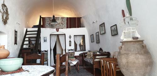 Cactus Cave House On The Caldera
