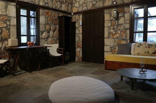 Wood & Stone Dream View House B