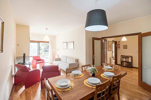 Apartamento Quiet 2br Flat W/ Balcony By Lovelystay