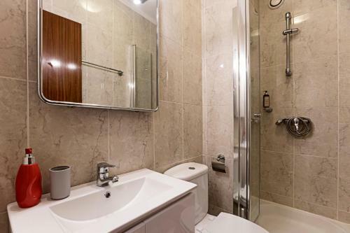 Apartamento Quiet 2br Flat W/ Balcony By Lovelystay
