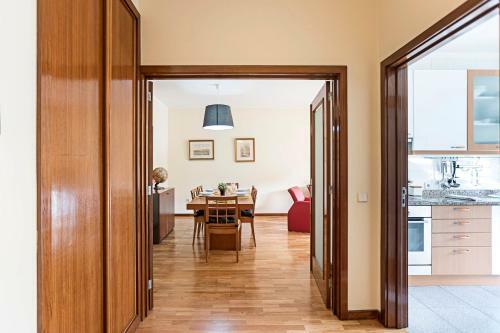 Apartamento Quiet 2br Flat W/ Balcony By Lovelystay