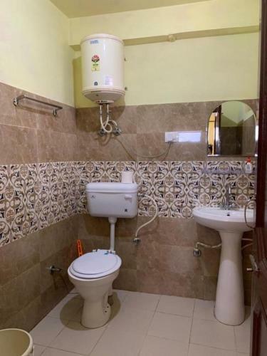 Naddi Home Stay Dhauladhar View