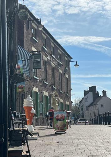 The Tontine Hotel & Bar
