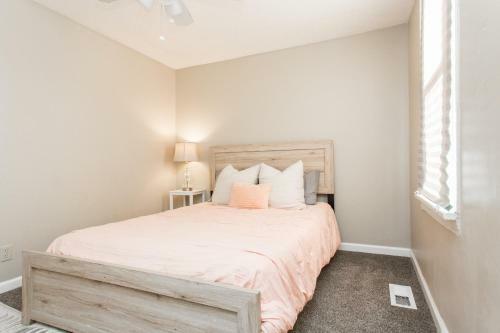 Rustic 2 Story W/ Downtown Views & Private Parking