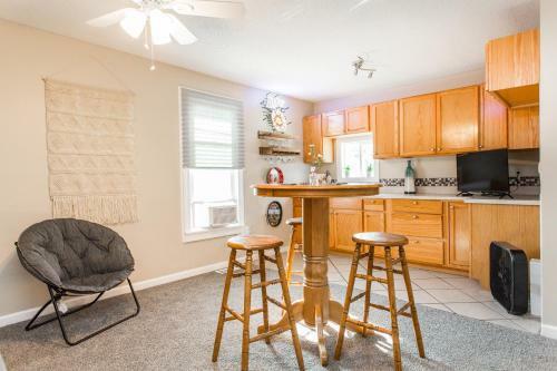 Rustic 2 Story W/ Downtown Views & Private Parking