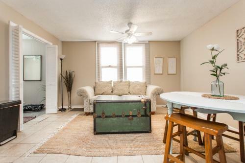Rustic 2 Story W/ Downtown Views & Private Parking
