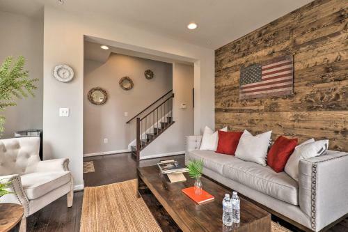 Eclectic Annapolis Townhome With Rooftop Deck!