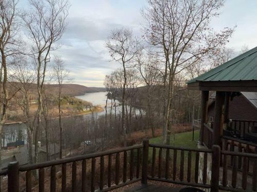 Bella Vista! Amazing Lake Views, Hot Tub, Peleton!