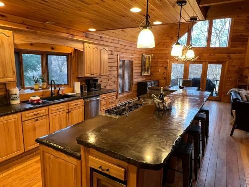 Bella Vista! Amazing Lake Views, Hot Tub, Peleton!