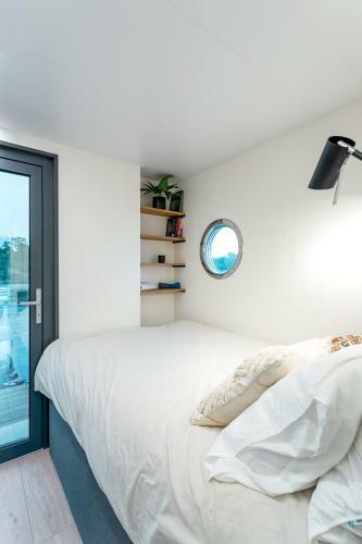 Lemuria Houseboat