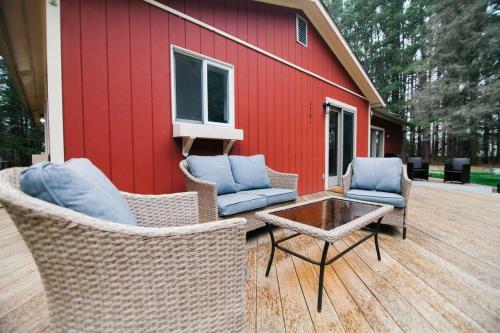 Private Beulah Cabin 10 Min To Crystal Lake Two King Beds