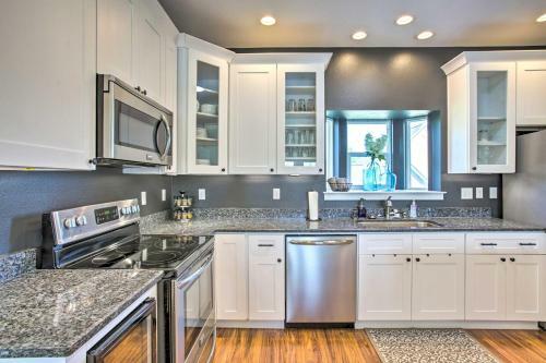 Sleek Waveland Abode With Patio, Walk To Beach!