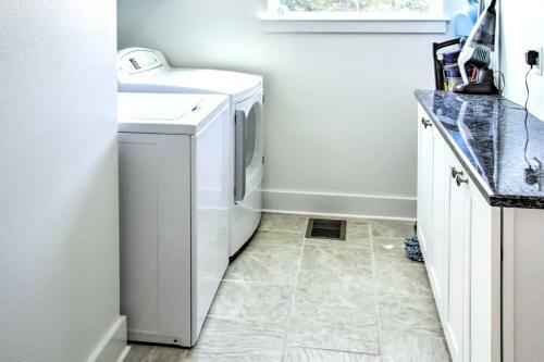 Sleek Waveland Abode With Patio, Walk To Beach!