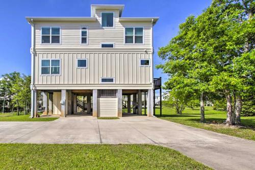 Sleek Waveland Abode With Patio, Walk To Beach!