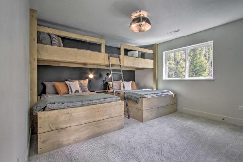 Modern And Newly Built Cabin Ski, Fish, Hike!