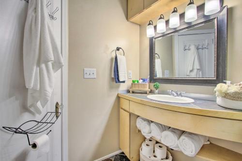 Boho-chic Home With Grill Less Than 1 Mi From Downtown!