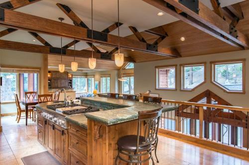 Extravagant Mountain Lodge