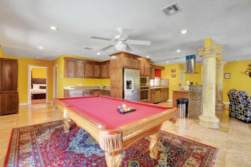 Las Vegas Elegance! Pool Table & Sparkling Pool! Home