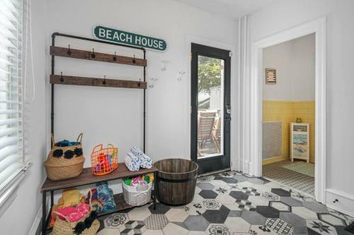 Designer Beach Home 2 Blocks To Beach W Driveway