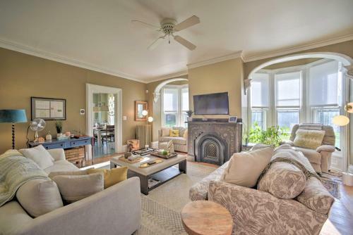 Luxe Germantown Home With Deck, Fire Pit And Yard