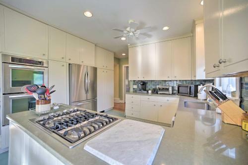 Luxe Germantown Home With Deck, Fire Pit And Yard