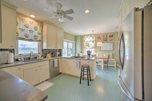 Luxe Germantown Home With Deck, Fire Pit And Yard
