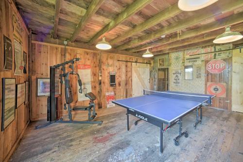 Luxe Germantown Home With Deck, Fire Pit And Yard