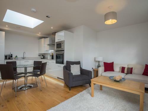 Easystays - Fab 3 Sleeper Apartment - Great Location & Parking