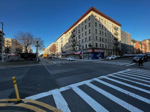 Large Manhattan Room For Rent