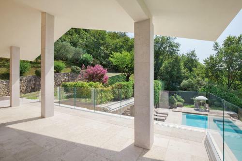 Villa Sybille With Pool And Lake View