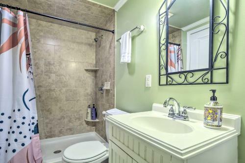 Bright Cary Home With Deck Less Than 15 Mi To Raleigh!