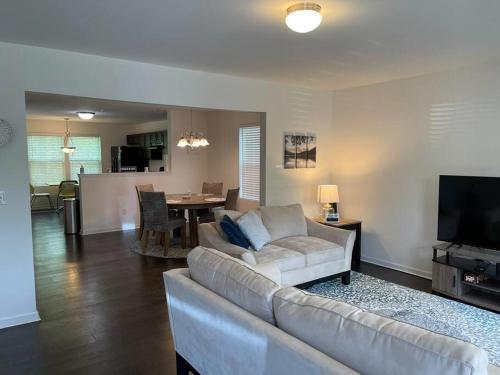 Oasis 10 Minutes From Uptown Entire Home
