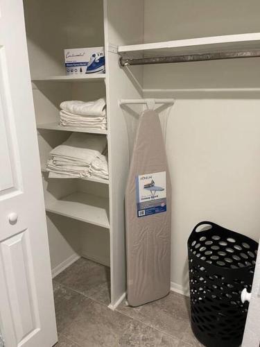 Cheerful, Bright, And Quiet Home Mins From Uptown Pet Friendly