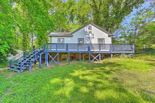 Private Greensboro Escape With Grill, Fire Pit!