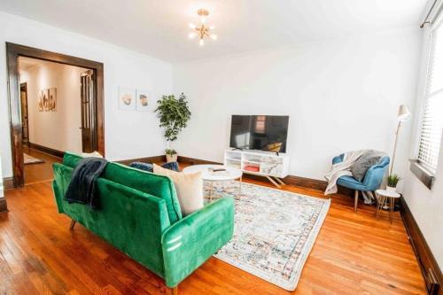 Unique Historic Loft On Main - Downtown Hendo