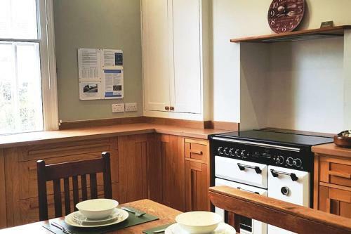 Alpha House: 3 Bedrooms, Parking, Study, Beach