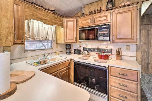Land Harbor Cottage With Lake Beach Access!