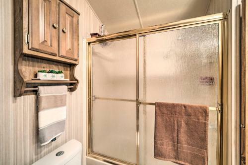 Land Harbor Cottage With Lake Beach Access!