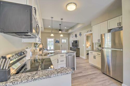 Ocean Isle Beach Home With Shared Lanai And Grill